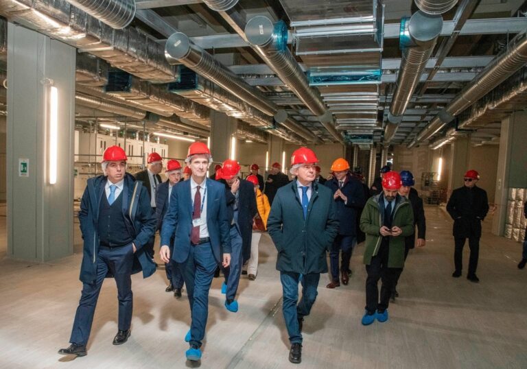 Il ministro Urso visita il cantiere di STMicroelectronics a Catania: "Puntiamo sulle tecnologie di frontiera"