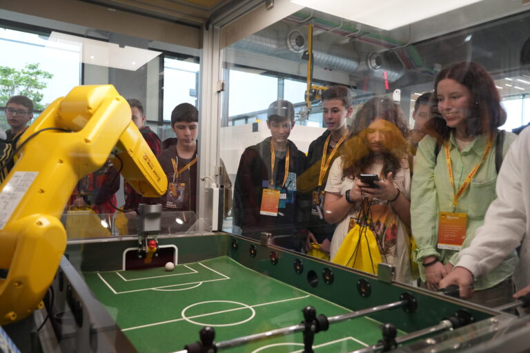Giovani studenti e robot, Fanuc porta in Italia le Olimpiadi di robotica industriale