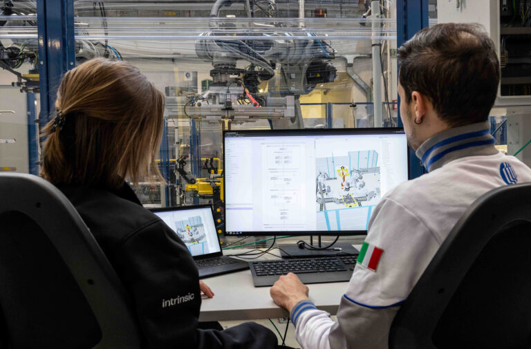 L'AI incontra la robotica: Comau e Intrinsic insieme per un'automazione più accessibile e intelligente